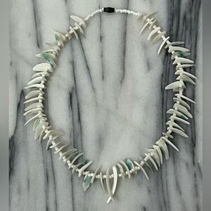 VTG White & Green Sea Shell Chips Spikes Necklace 18”